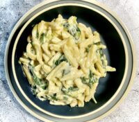 9D5E23AE 90D9 4F1D 9514 C206740DEB33 200x176 - Meatless Monday Lemony White Cheddar Pasta with Leeks & Spinach