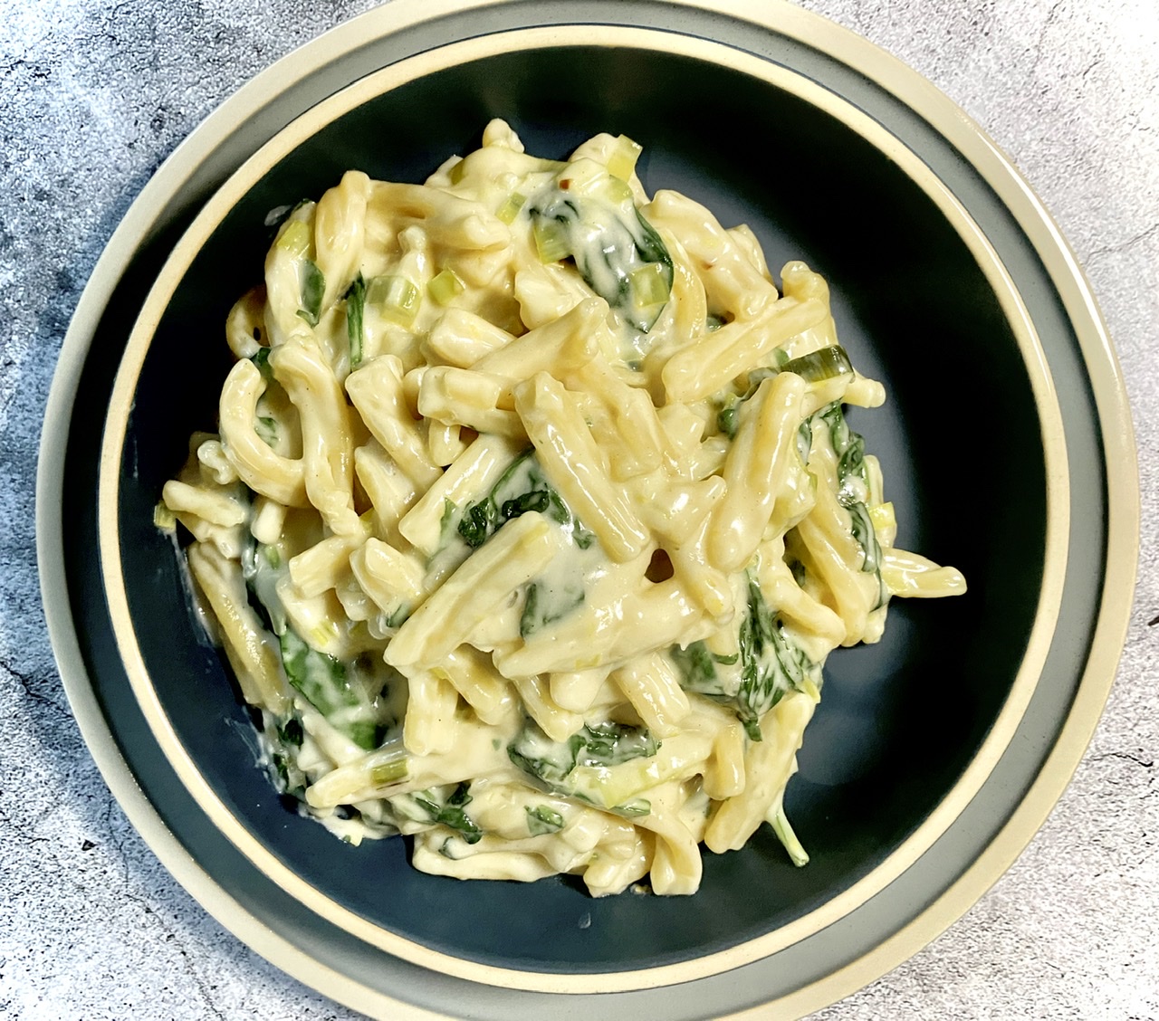 9D5E23AE 90D9 4F1D 9514 C206740DEB33 - Meatless Monday Lemony White Cheddar Pasta with Leeks & Spinach