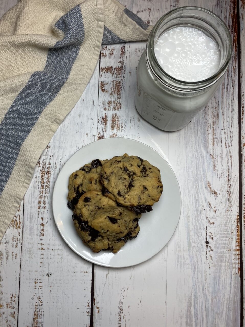 C2FB0D19 4E9C 458F 9DA0 5E81CAA414C2 e1599526927411 - Double Stuffed Chewy Dark Chocolate Chunk Mint Cookies