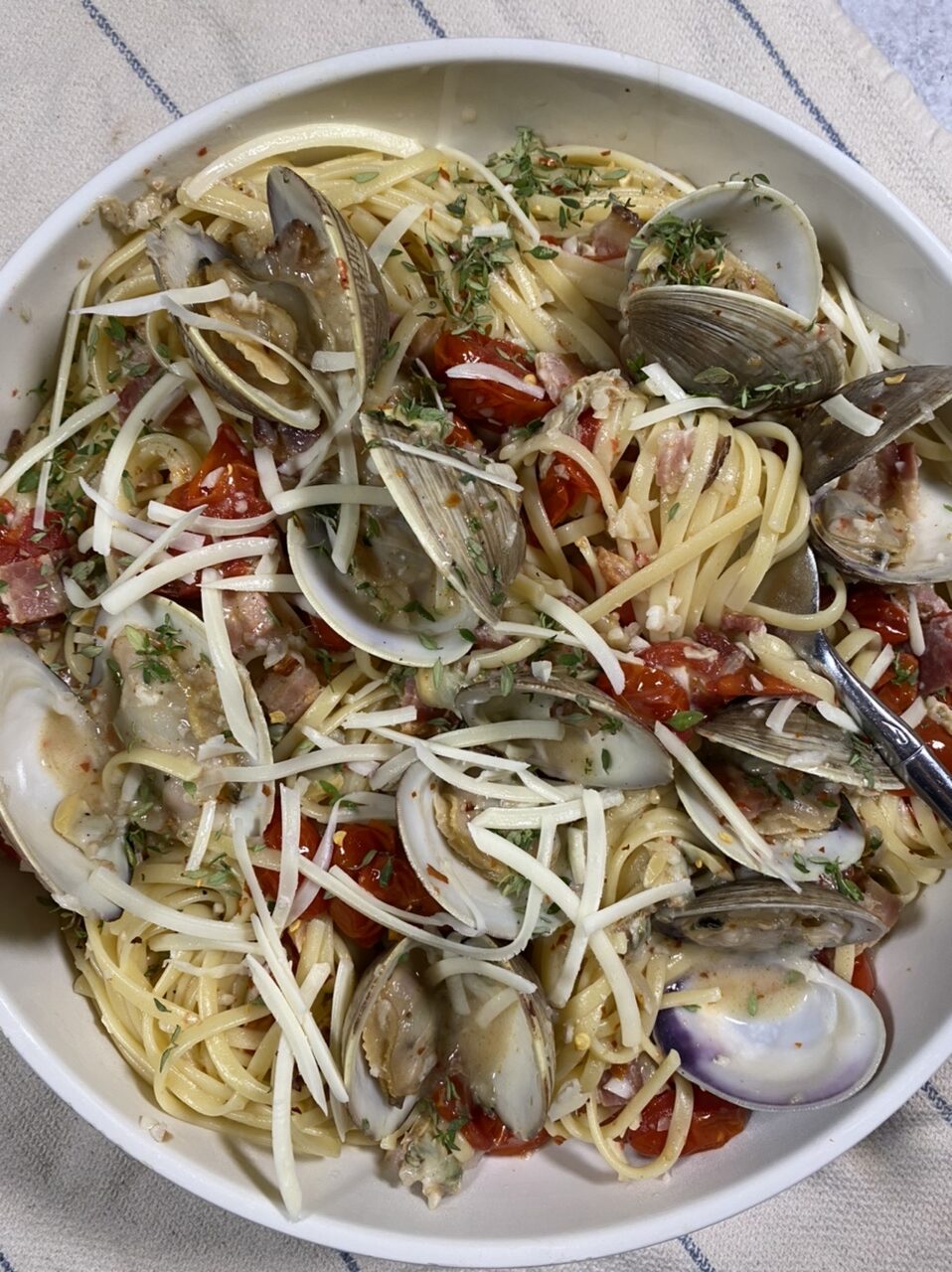 45811DD6 933D 4077 A718 73DBF2CCC33F e1608922933872 - Clam Linguine with Shallots, Bacon, & Burst Cherry Tomatoes