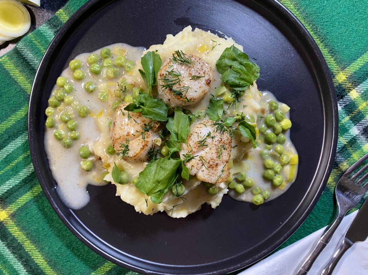 1F8756FE 93BC 4ED6 ADED 024A9A5A3F46 - Irish Scallops with Leeks and Peas over Mashed Potatoes