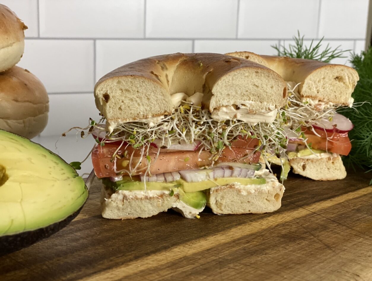 E8B06A40 386F 4E4B 8901 ABE6643BA237 e1618589945723 - Easy 5-Minute Veggie Bagel Sandwich