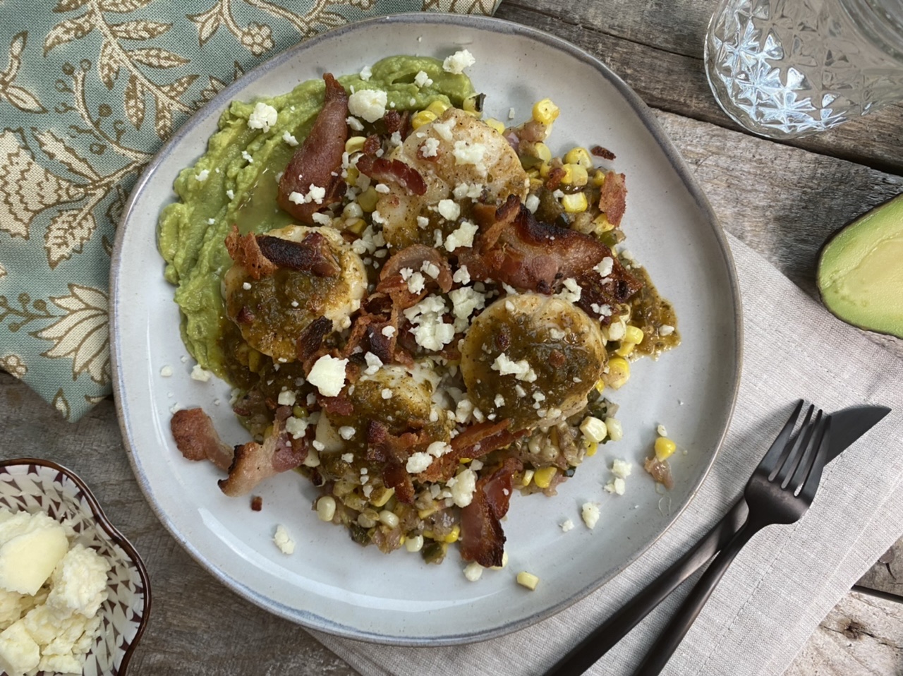 3B9ECFC0 2AB5 490D 8519 18CB6F828118 - Salsa Verde Scallops with Summer Corn Salad and Guacamole