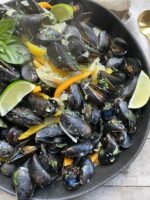 Green curry mussels with peppers and onions