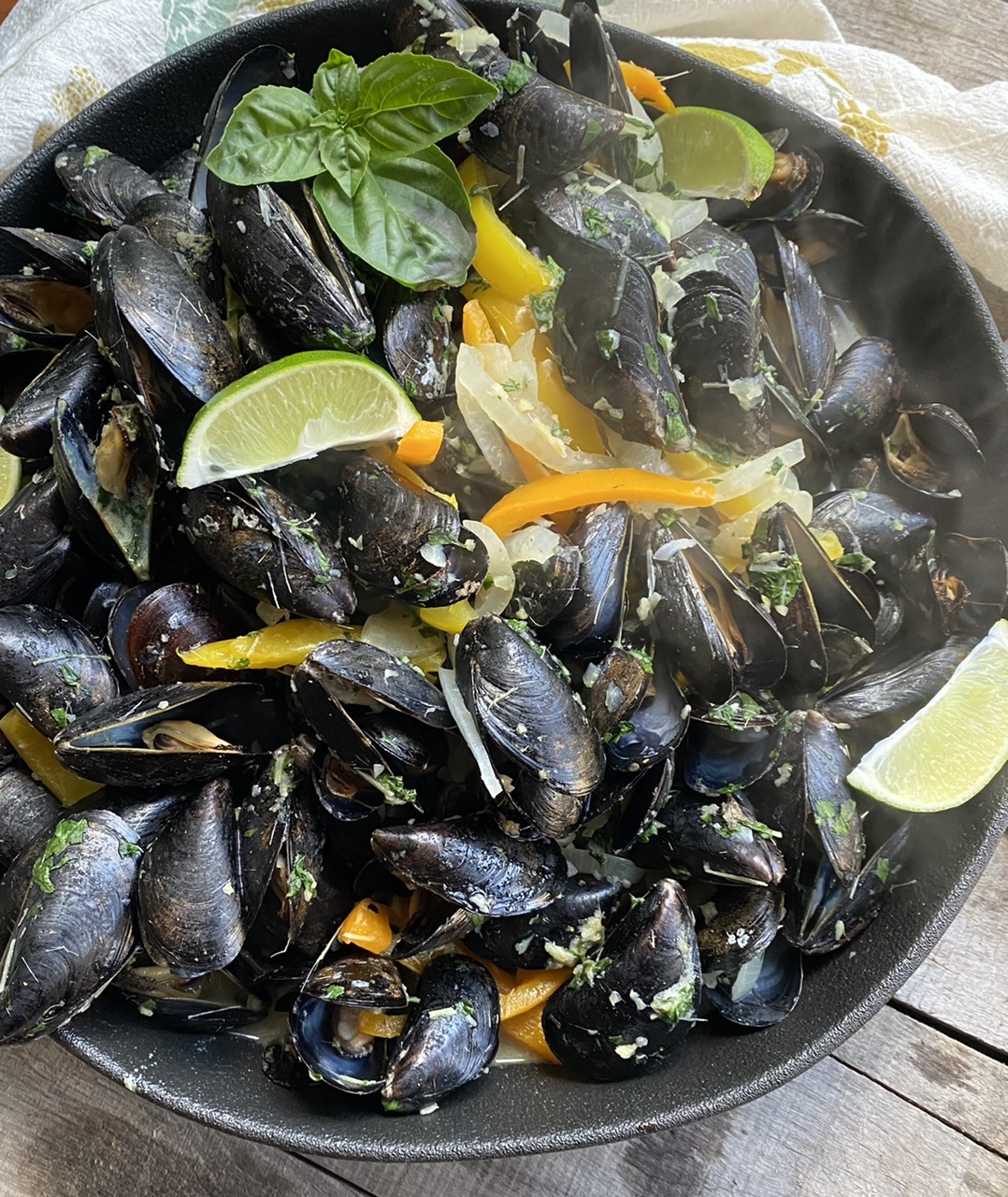 40F8307B 44D1 4B71 9C60 68B174E88C03 - Green Curry Lemongrass Mussels with Peppers & Onions