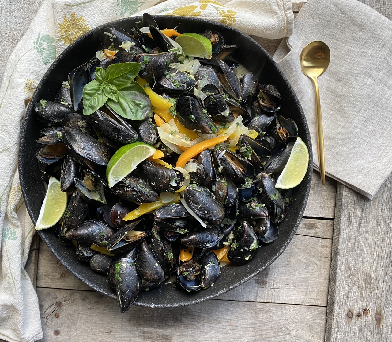 79BAA310 10C6 43AC B035 C0E6CF2FF892 - Green Curry Lemongrass Mussels with Peppers & Onions